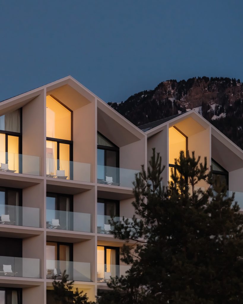 Südfassade des Schgaguler Hotels in den Dolomiten, Seiser Alm